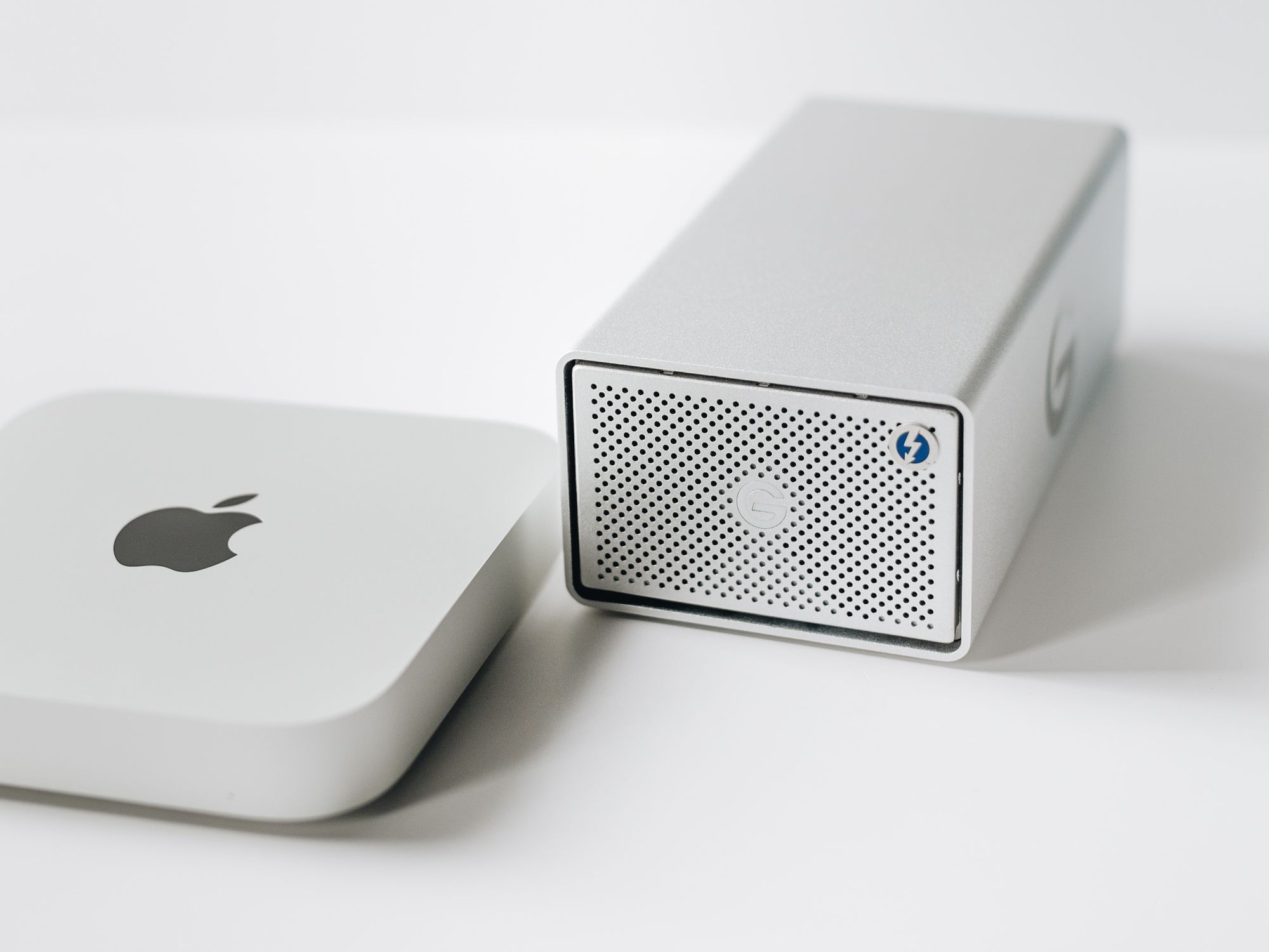 rok z Makiem mini z M1 i G-RAID 12 TB